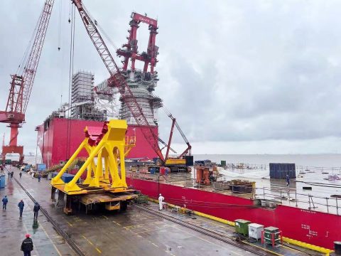 Alfa Lift's 3,000 ton heavy lift crane installed