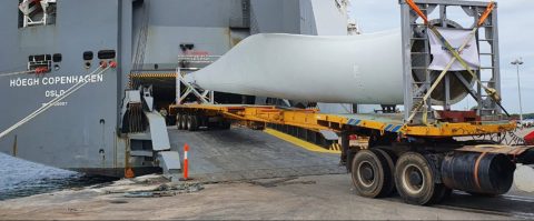 Höegh Autoliners load 35m windmill blade in Ennore
