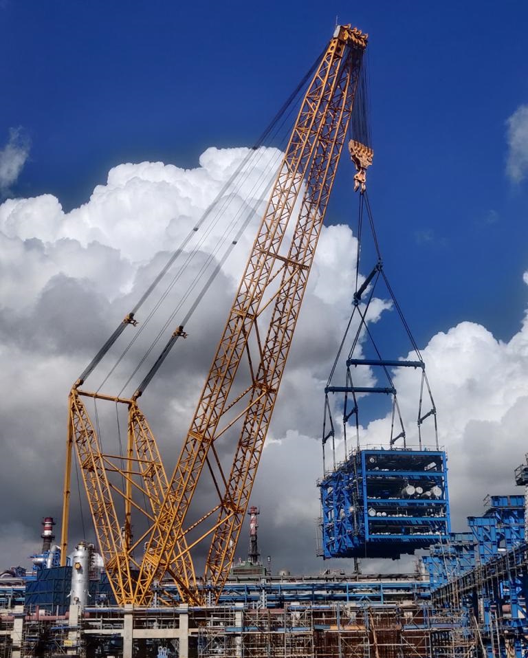 Sarens crane picked for super-heavy lifts at an Indian refinery