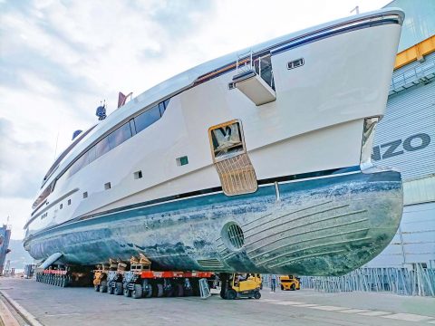 Cometto SPMTs move a yacht ashore