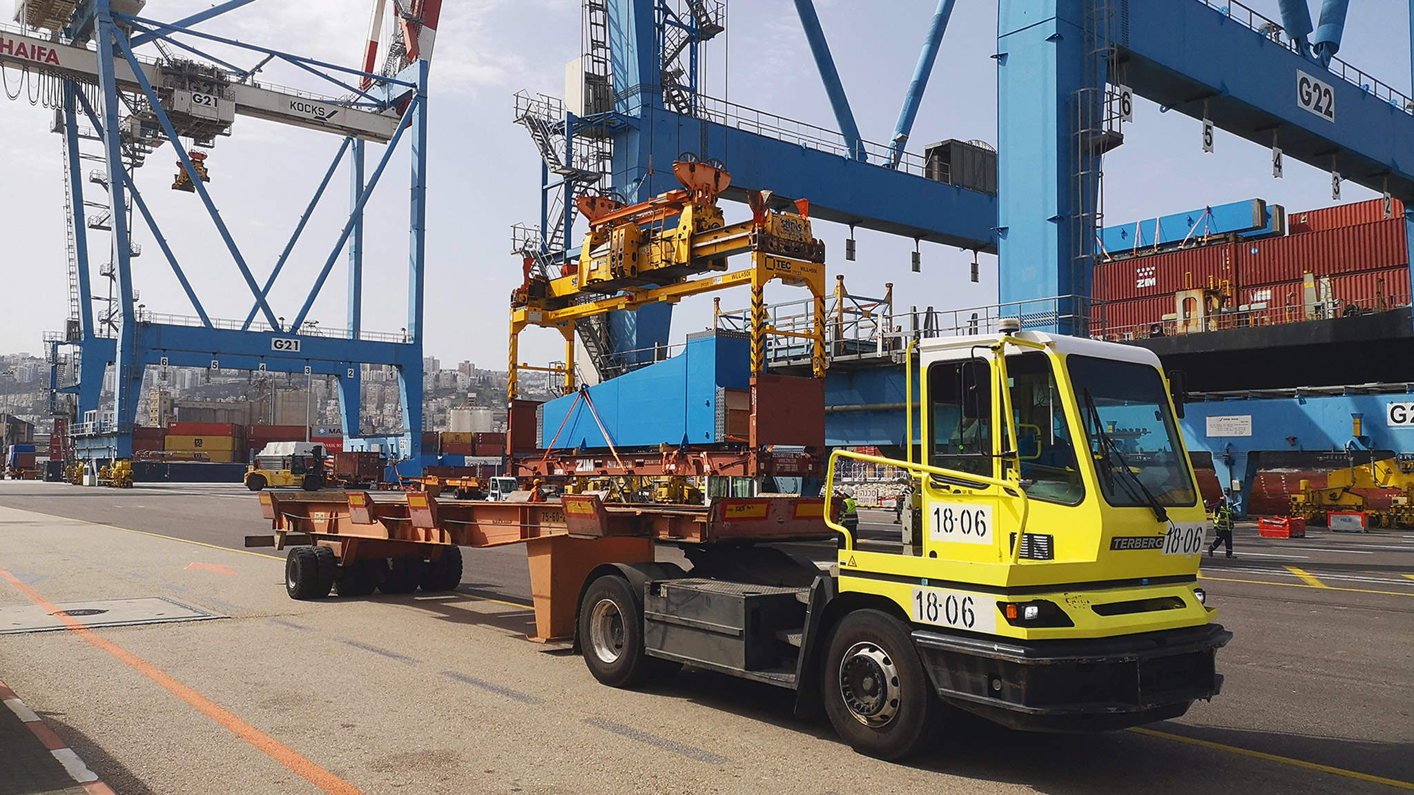 Dachser and ICL unloading theproject cargo at the Port of Haifa