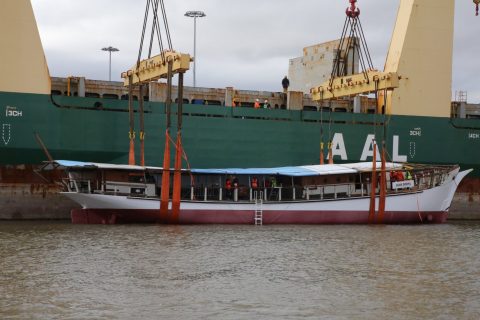 AAL Shanghai helps float Australia's historic vessel