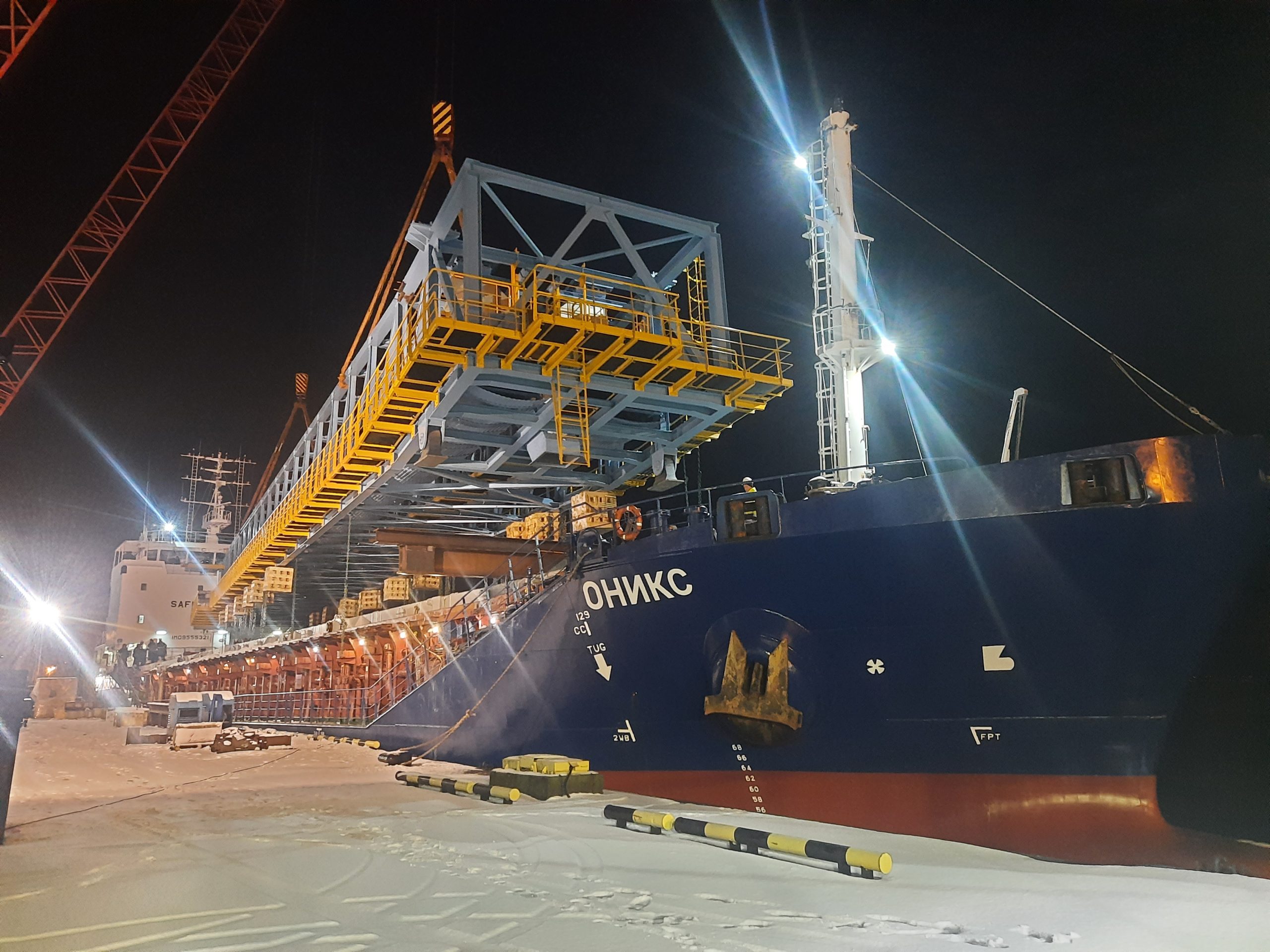 Volga Shipping Company vessel Oniks moving project cargo