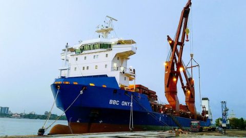 BBC Onyx loads CTVs in Esbjerg for delivery to Taiwan