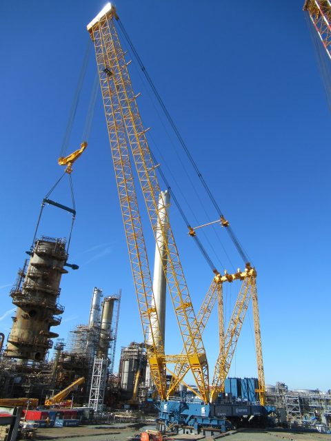 Sarens ships and lifts two large columns for Valero