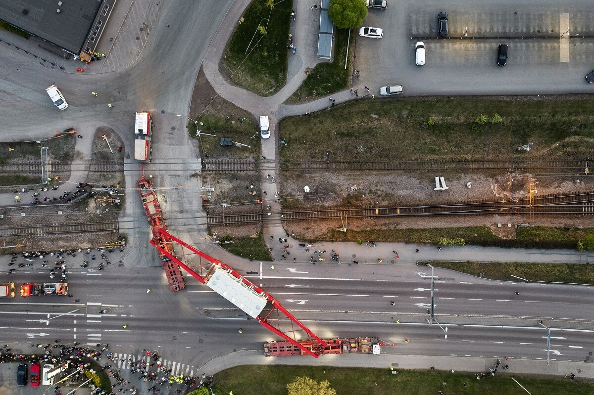 Mammoet completes Sweden's milestone road transport