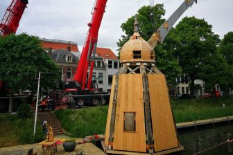 Mammoet moves historic city crane to its spot in Utrecht