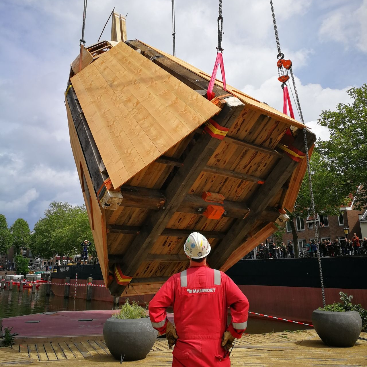 Mammoet moves historic city crane to its spot in Utrecht