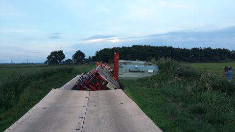 TenneT's transformer falls over during transport in Friesland