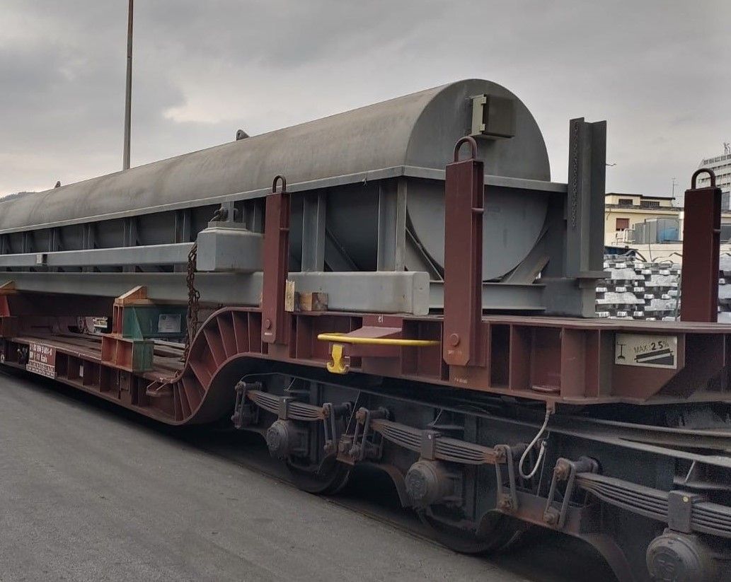 Special wagon deployed for project cargo at the port of Genoa