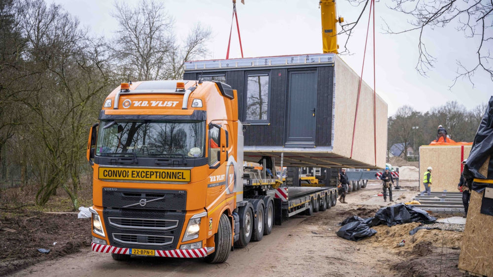 Van Der Vlist delivers house modules to Eerbeek 