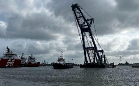 Heavy lift muscle arrives in Den Helder to assist in North Sea decom job