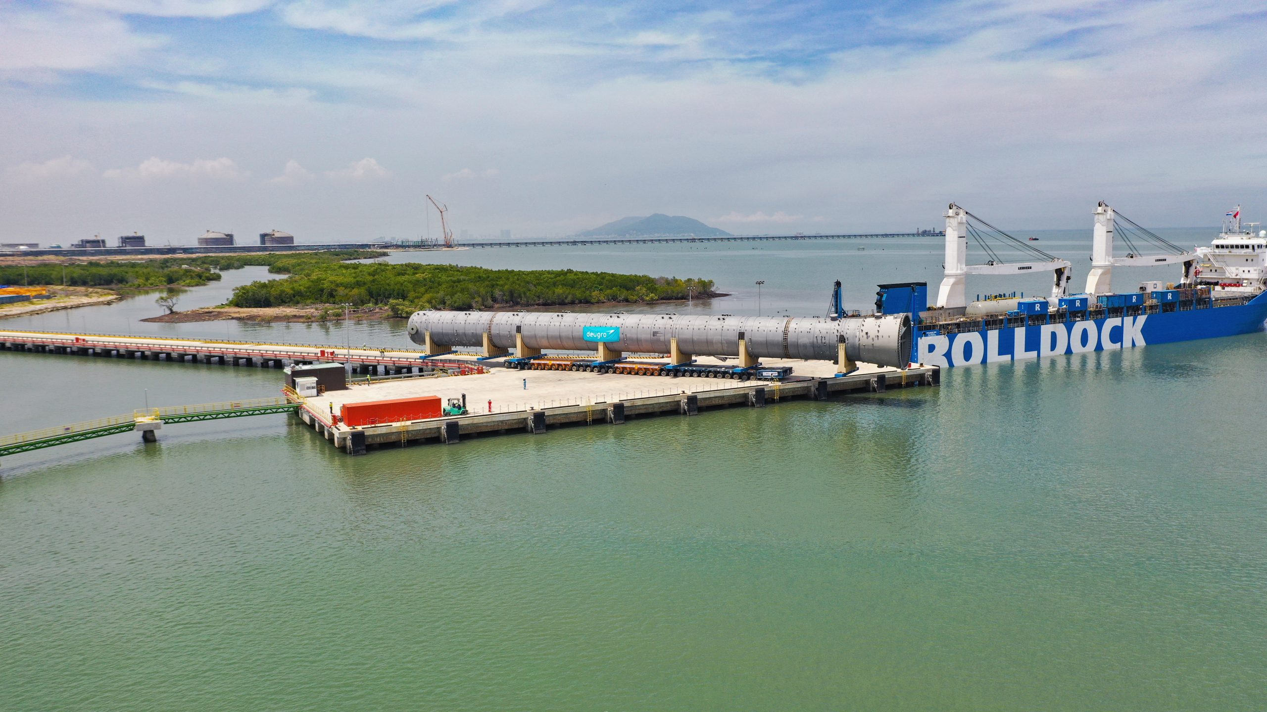 deugro delivers 280,000 frt on 1,400 shipments for a Vietnamese project