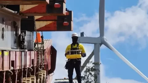 Lifting heavy Kaban wind turbine components in remote locations