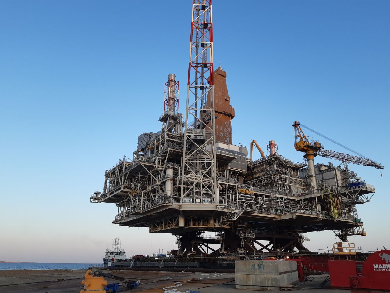 How to float out and install a 19,600-ton offshore platform?
