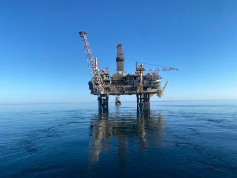 How to float out and install a 19,600-ton offshore platform?