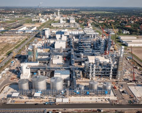 Mammoet helps transport and construction at UPM's biorefinery in Leuna